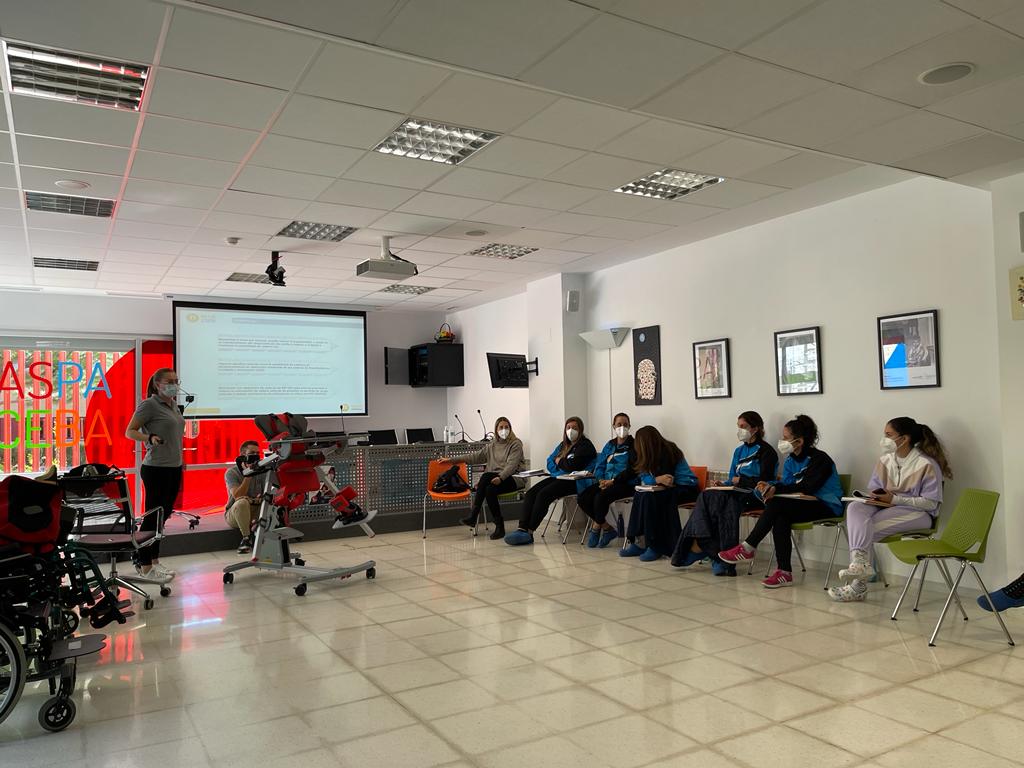 Reha_Girona's tweet photo. ¡Qué orgullo ver la pasión con que nuestros #AsesoresClínicos comparten conocimiento! Hoy Rubén Serrano, Carlos Calvo, Marta González y Diego Martínez, están impartiendo la charla “Manejo postural durante el día” para fisios y TOs de Aspace Badajoz y Zafra, en #AspaceBadajoz https://t.co/DMZNpgr0z0