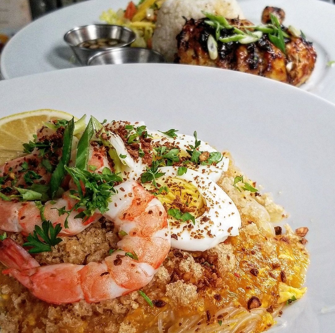 Pancit Palabok! This Filipino rice noodle dish usually appears on special occasions like a birthday celebration, friends, and or family gatherings. It is known to be a labour intensive dish, which is no wonder why it's served on a special occasion.
#pancitpalabok