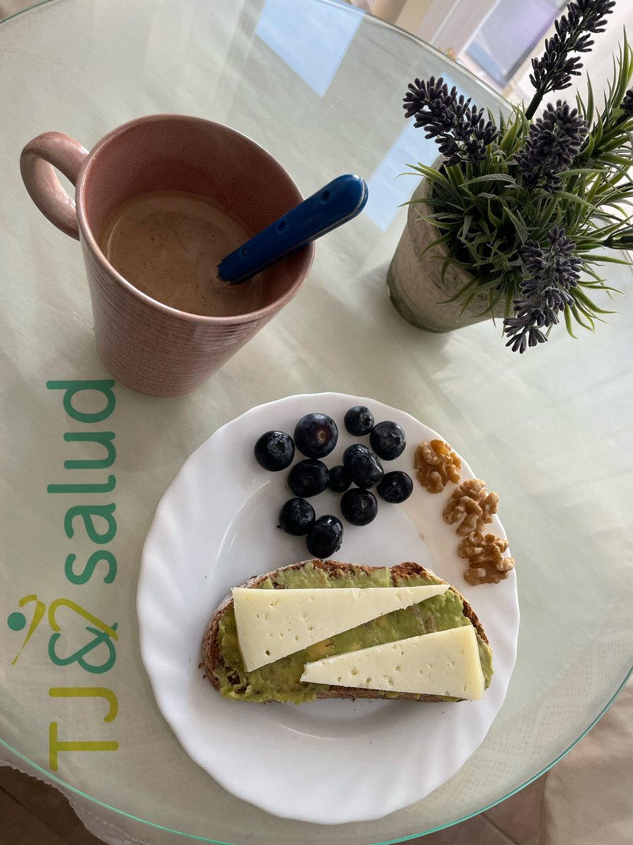 TeteJimenez8's tweet photo. ↪️Opciones de tostadas saludables🍞
🔹Tostada de Pan de hogaza 100% integral con base de aguacate triturado y porción de queso curado
#tjsalud #toats #breakfast #healthyfood #healthyrecipes #healthylifestyle #lifestyle #cuidarse #alimentacionsaludable #eat #enjoy https://t.co/zu8W5rnz5T