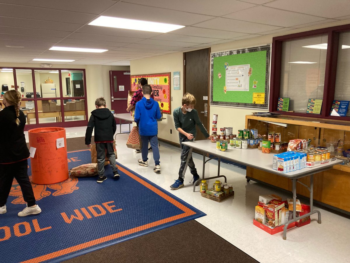 Thank you to our awesome student council reps for sorting out all the food for our Thanksgiving food drive. I couldn’t be more proud of these kids and the SRE community for the generous donations.💙🧡