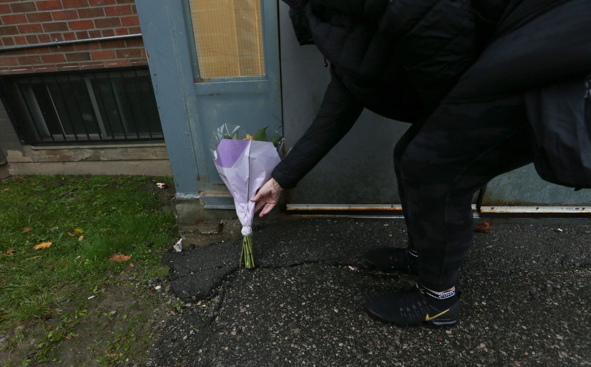 TorSunphoto21's tweet photo. Bullets fly and miraculously miss homeowners as man gunned down in Scarborough.  https://t.co/e0R7mppl1L in print and online with @_ScottLaurie #gunviolence #77thhomicide #topoli #43Div @TPSRydzik @TPSHomicide help police catch the shooters https://t.co/dALDI6GrHV