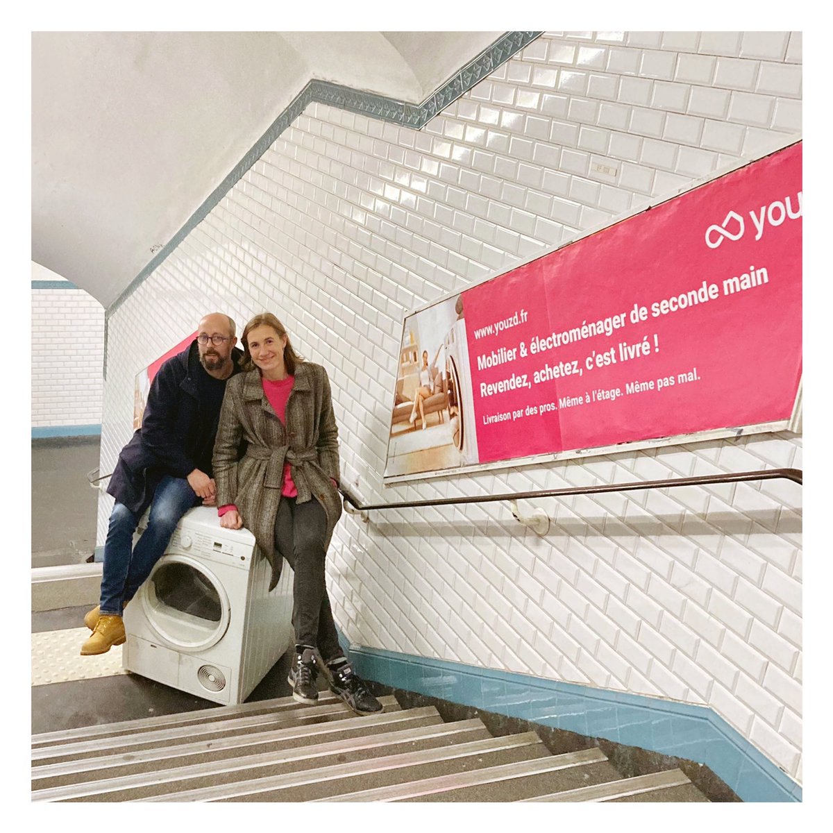 Oubliez le #BlackFriday, on vous fait voir la seconde vie en rose 🏡🔄 : youzd s'affiche sur les murs de 250 stations à Paris et proche banlieue pour faire savoir aux Franciliens que la seconde main pour le mobilier et l’électroménager c'est maintenant très très TRES simple !