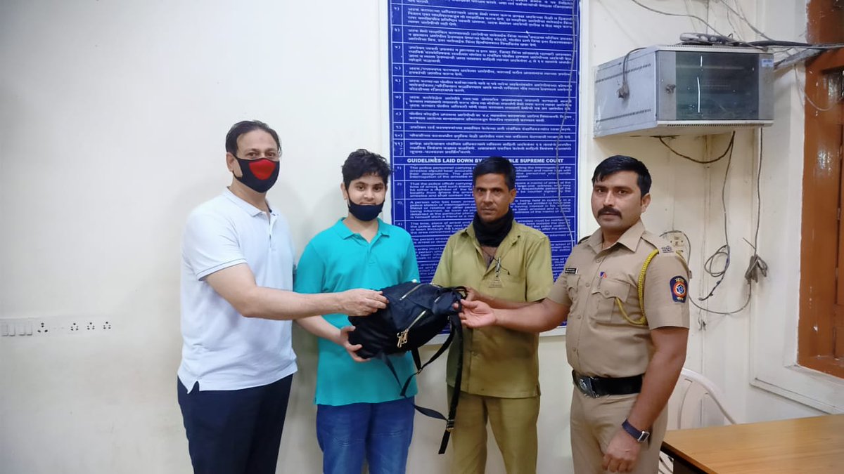 I am thankful to Mumbai Police for finding back my bag with my phone in it and special thanks to Constable Narenra Raut from Santacruz Police Station for his efforts which made it possible. Salute to Mumbai Police ❤ pic.twitter.com/1rGlYMKed5