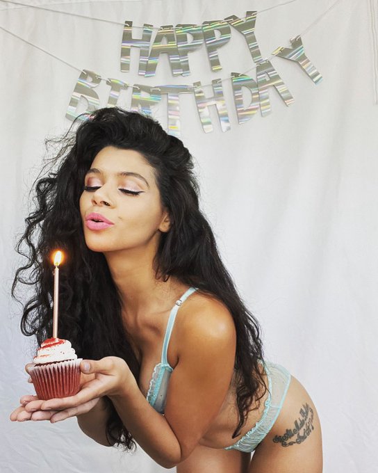 It&rsquo;s my birthday 😊😊😊 https://t.co/lFCXJg9deT