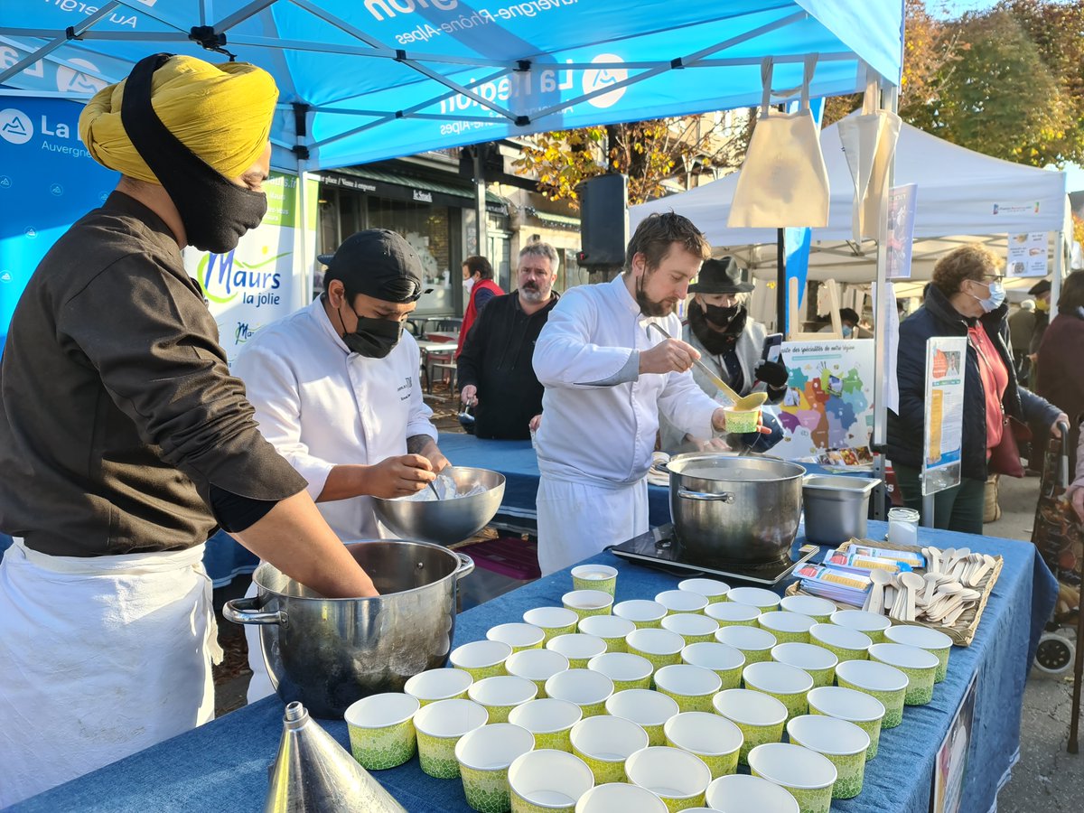 Une belle matinée aujourd'hui sur le Marché de #Maurs en compagnie du chef étoilé Renaud Darmanin de l'<a href="/aubergedelatour/">Auberge de la Tour</a>, avec l'opération "1 Marché, 1 Chef, 1 Recette" proposée par la Région <a href="/auvergnerhalpes/">Auvergne-Rhône-Alpes</a> avec <a href="/Mtonmarche/">MtonMarché</a> et la Fédération Nationale des Marchés de France !