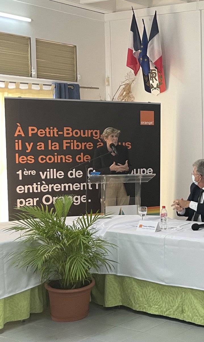 fabiennedulac's tweet photo. .@VillePetitBourg devient la première ville entièrement fibrée de #Guadeloupe. Grâce à @Orange_Caraibe, les habitants et les entreprises vont bénéficier de toute la puissance et des usages du Très Haut Débit #fibre #engagementstenus @ThierryKergall @Orange_France https://t.co/wlJez4N7nI