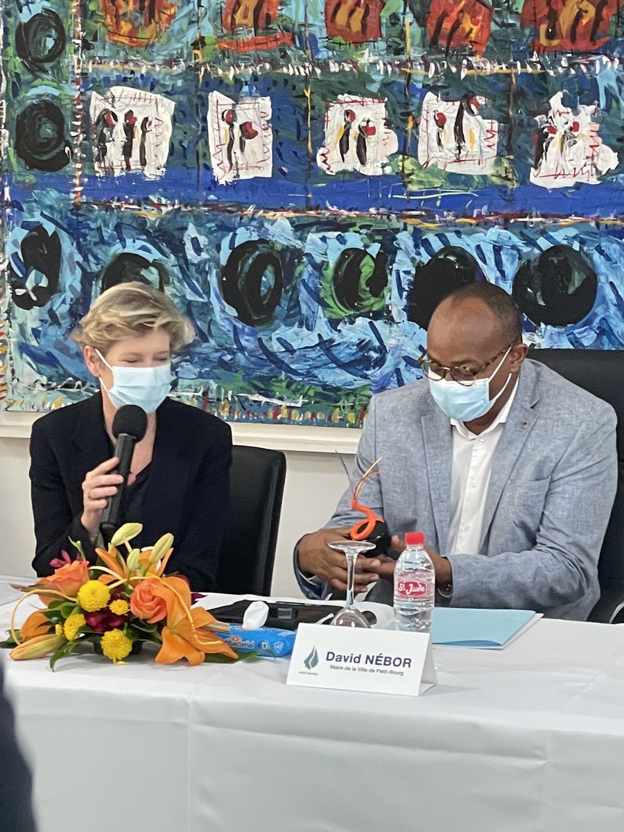 fabiennedulac's tweet photo. .@VillePetitBourg devient la première ville entièrement fibrée de #Guadeloupe. Grâce à @Orange_Caraibe, les habitants et les entreprises vont bénéficier de toute la puissance et des usages du Très Haut Débit #fibre #engagementstenus @ThierryKergall @Orange_France https://t.co/wlJez4N7nI