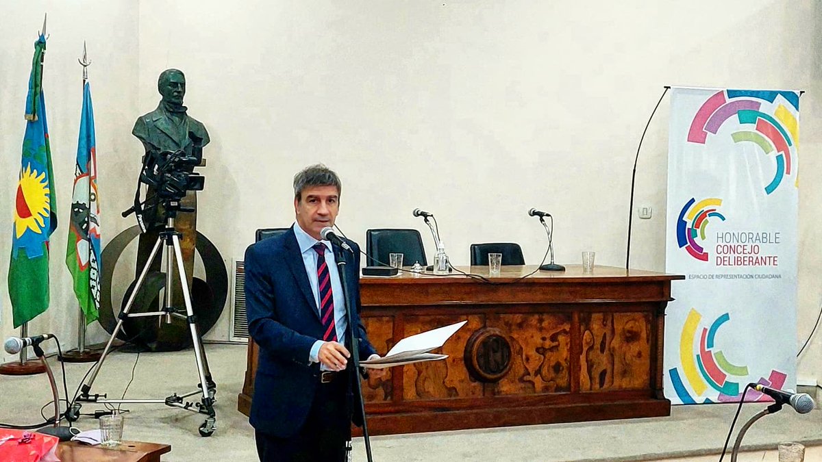 HCD_BahiaBlanca's tweet photo. 👉🏀⚽️🏈🏒🥊🏊♀️ MUSEO DEL DEPORTE/ El @HCD_BahiaBlanca le hizo entrega a Liliana Martino (esposa de Fruet) una copia del Testimonio aprobado por el que se establece el cambio de denominación a "Museo del Deporte Atilio José Fruet"
#museodeldeporte
#fruet
#BahiaBlanca https://t.co/m6XikrOTTm