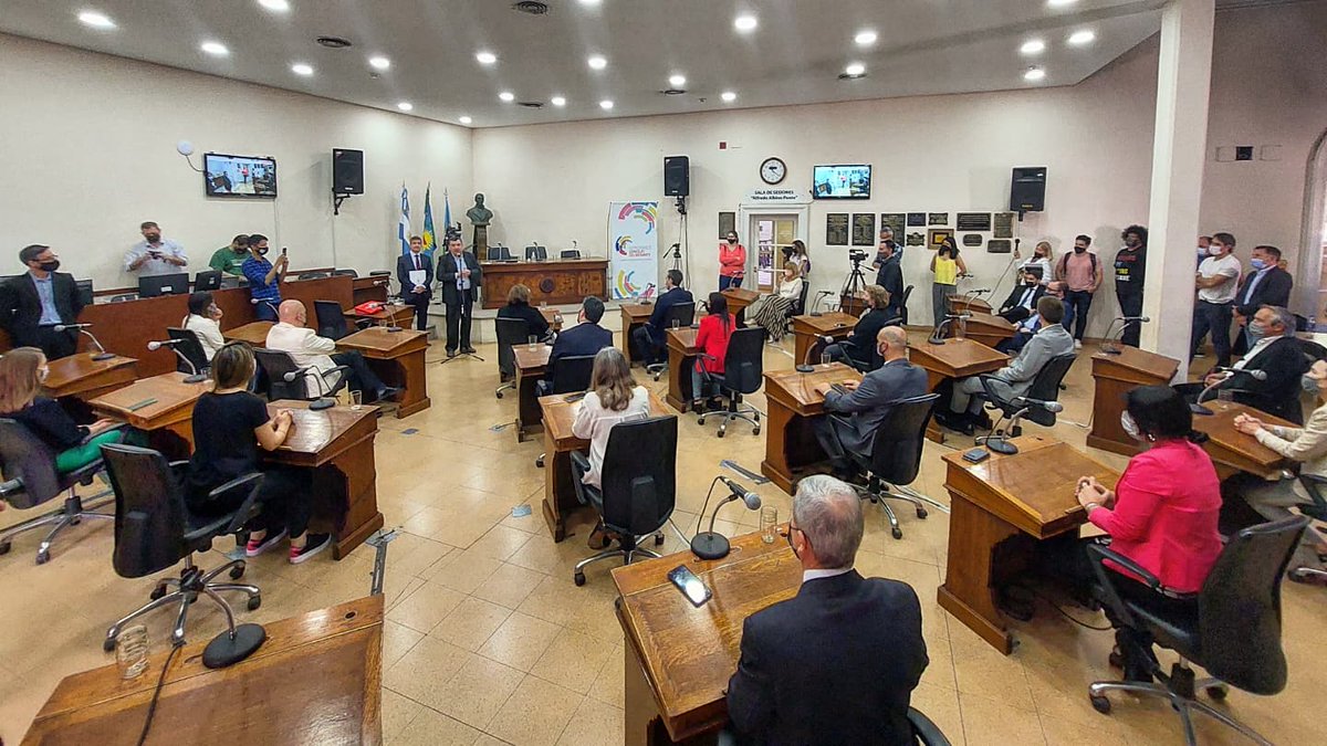 HCD_BahiaBlanca's tweet photo. 👉🏀⚽️🏈🏒🥊🏊♀️ MUSEO DEL DEPORTE/ El @HCD_BahiaBlanca le hizo entrega a Liliana Martino (esposa de Fruet) una copia del Testimonio aprobado por el que se establece el cambio de denominación a "Museo del Deporte Atilio José Fruet"
#museodeldeporte
#fruet
#BahiaBlanca https://t.co/m6XikrOTTm