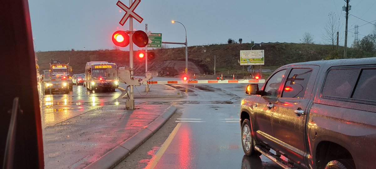 604rayray's tweet photo. @AM730Traffic  train signal is down but no train 96 st. https://t.co/uOafxduRZy