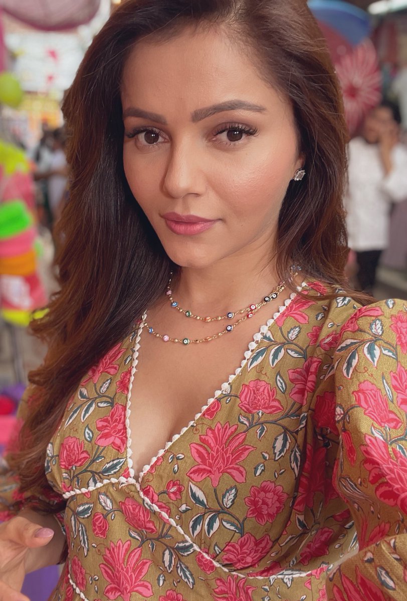 RubiDilaik's tweet photo. https://t.co/EeHs1IGdKc do check out our new ❤️ #ShahRukhKhanSong https://t.co/1tLKDX4AzL