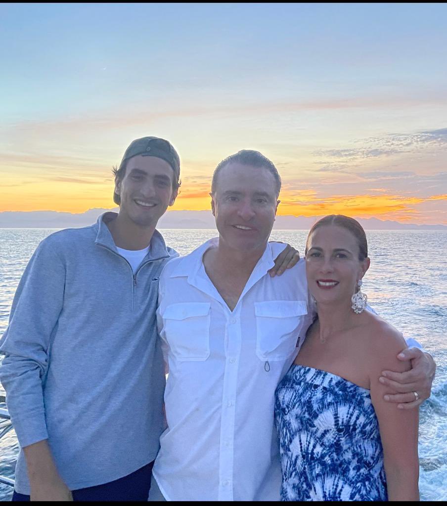 Hoy es un día muy especial por ser el cumple de Santiago, mucha salud, que  sigas siendo como eres y todo para adelante!, image size:904x1024