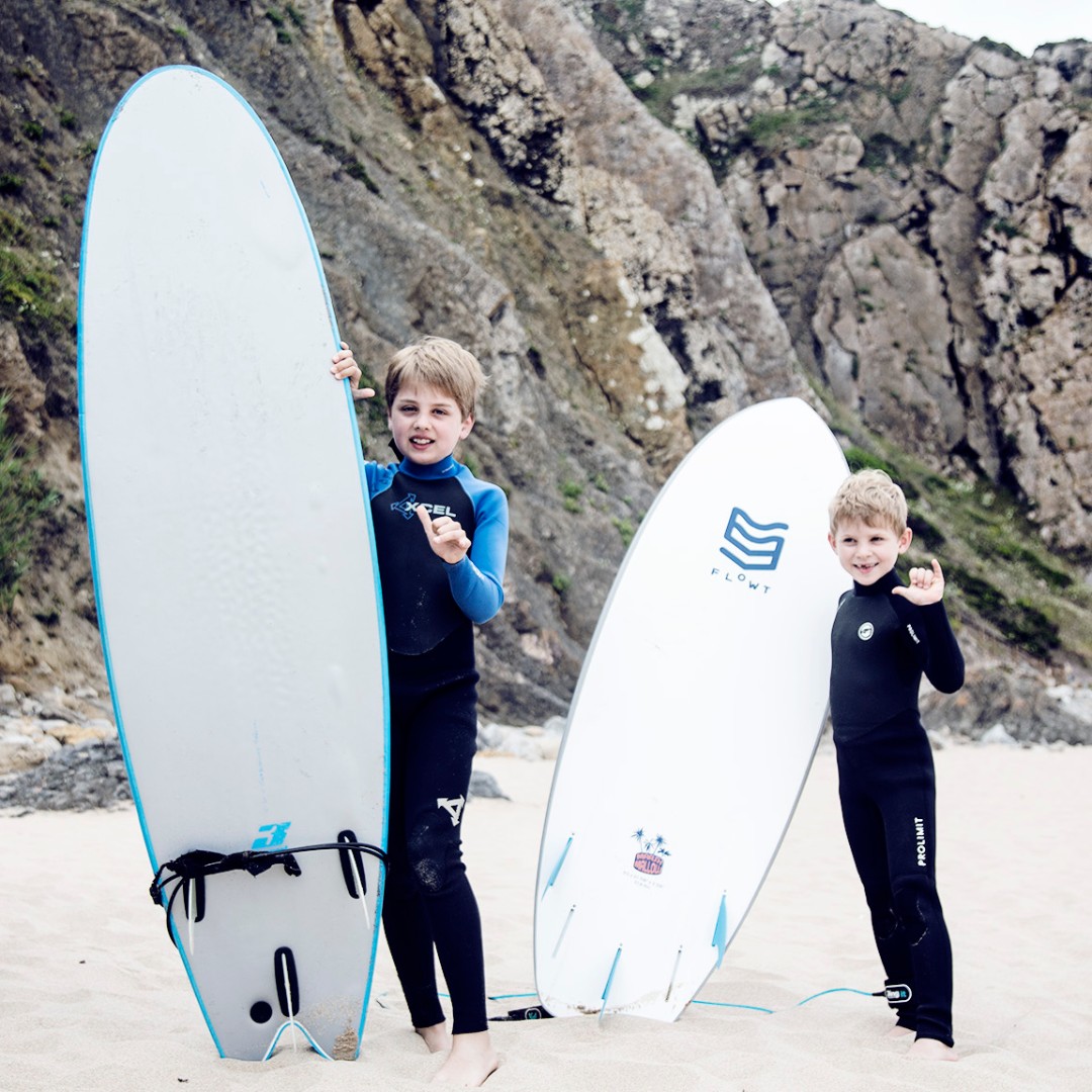 Two young and excited surfers spending time at Salty Way! How old were you when you started surfing? 

#kidswhosurf #surcamp #surfer #surfboard #learntosurf #SaltyWay #SaltyWayTravel #visitportugal #Portugal