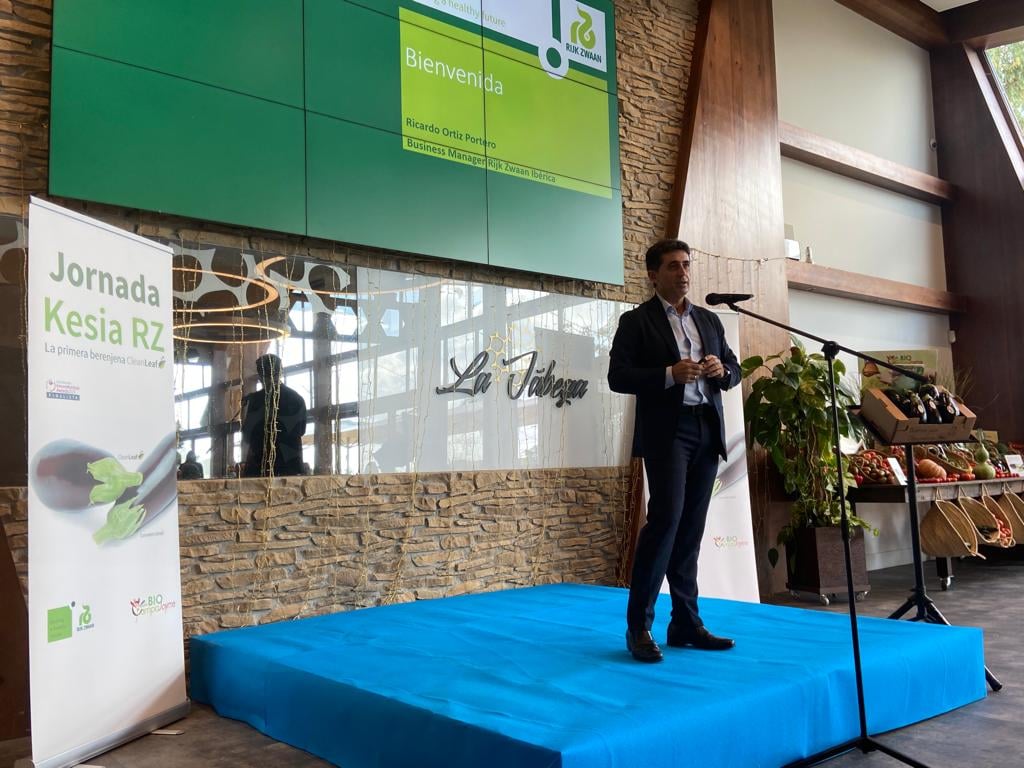 rijkzwaanES's tweet photo. Hoy hemos organizado una jornada junto con Bio Campojoyma para presentar Kesia RZ ¡la primera #berenjena sin vellosidades dentro del concepto #cleanleaf! Finalista en los premios innovación de #FruitAttraction https://t.co/cYnxMMxFPr