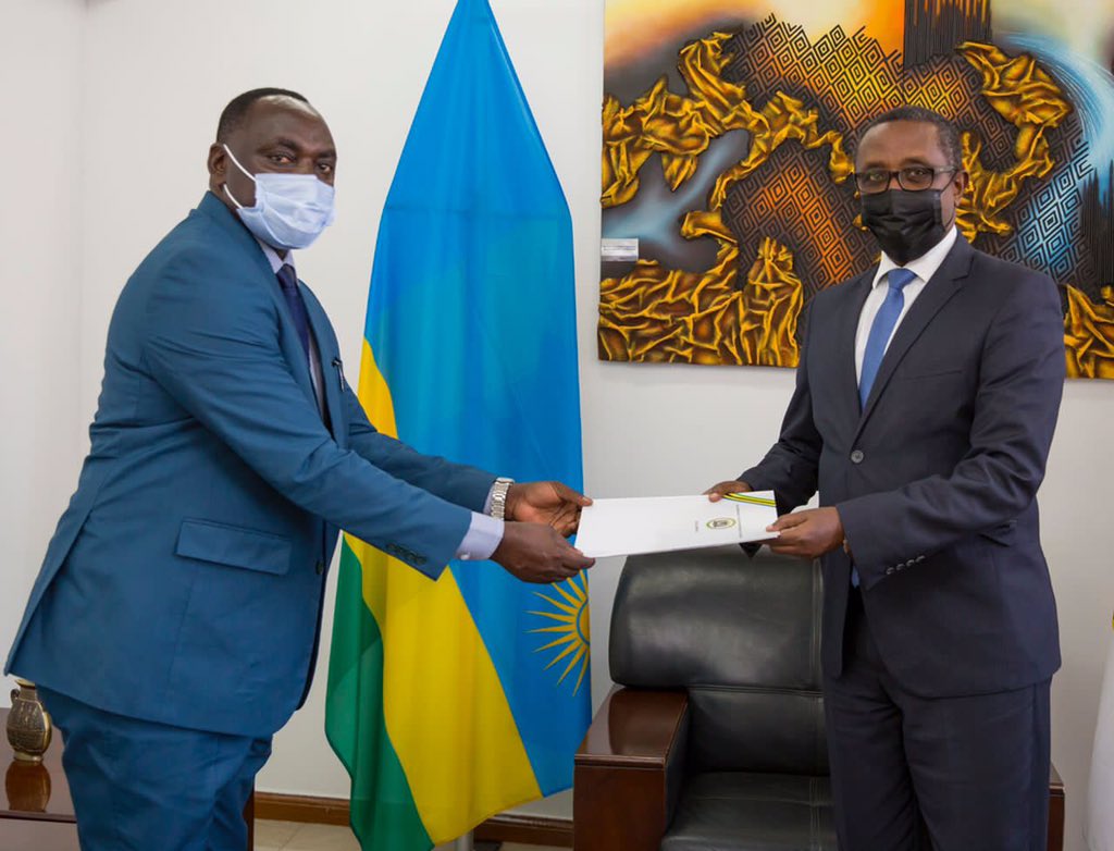 RwandaMFA's tweet photo. 🇷🇼 🇹🇿
Minister @Vbiruta received #Tanzania High Commissioner-designate to Rwanda, Maj. Gen. Richard Mutayoba Makanzo who presented copies of his credential letters. The two exchanged on the excellent bilateral relations between Rwanda and Tanzania. https://t.co/ifik08ecRs