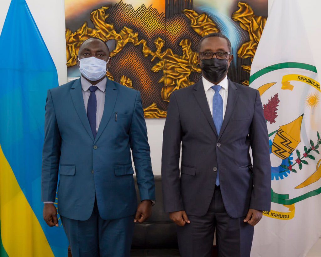 RwandaMFA's tweet photo. 🇷🇼 🇹🇿
Minister @Vbiruta received #Tanzania High Commissioner-designate to Rwanda, Maj. Gen. Richard Mutayoba Makanzo who presented copies of his credential letters. The two exchanged on the excellent bilateral relations between Rwanda and Tanzania. https://t.co/ifik08ecRs