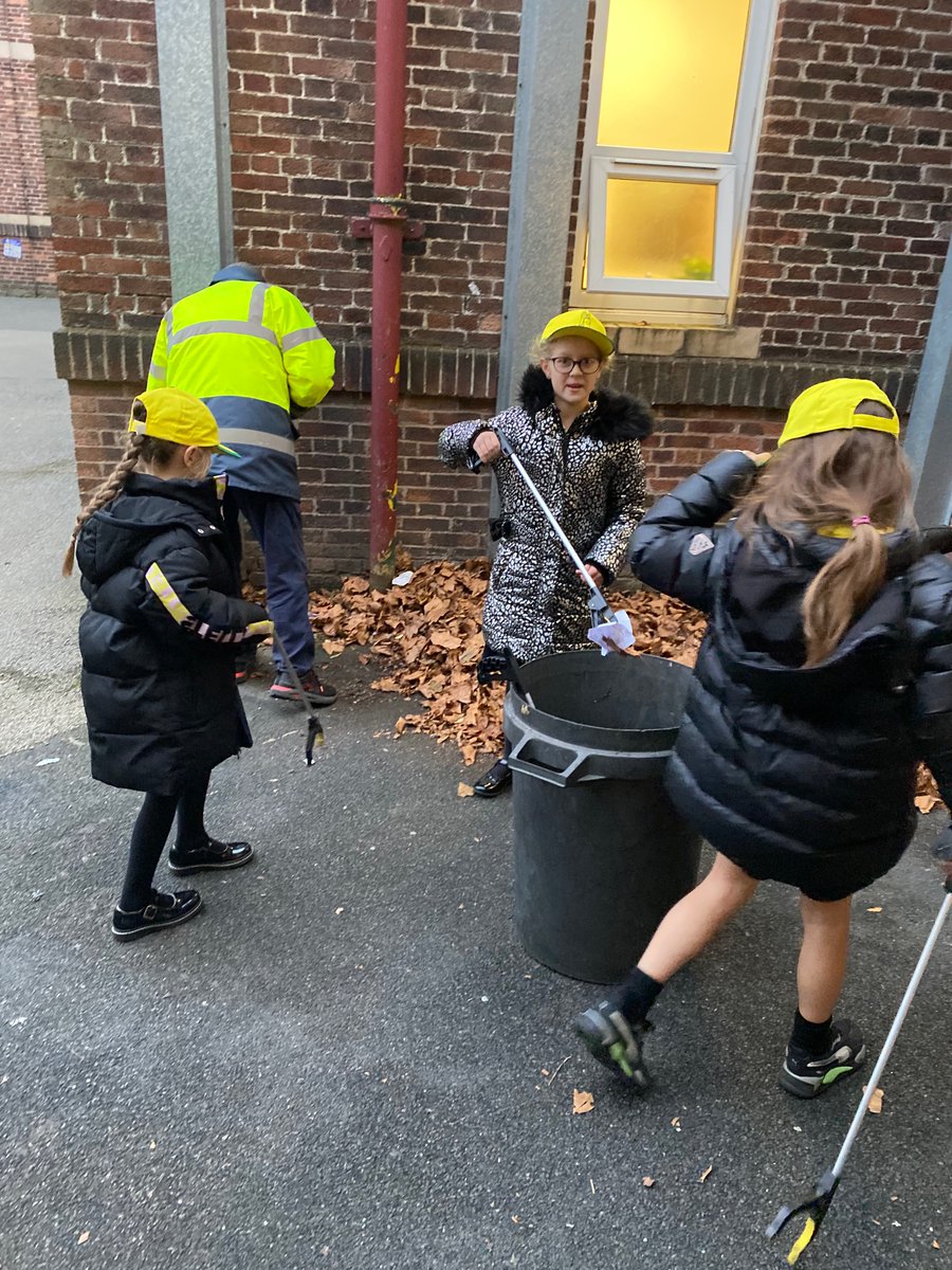 MissSweeney91's tweet photo. The eco-councillors have been busy tonight 🚮#ourplanetourpriority #keepbritaintidy @PinehurstP https://t.co/2kwCk7nWZW