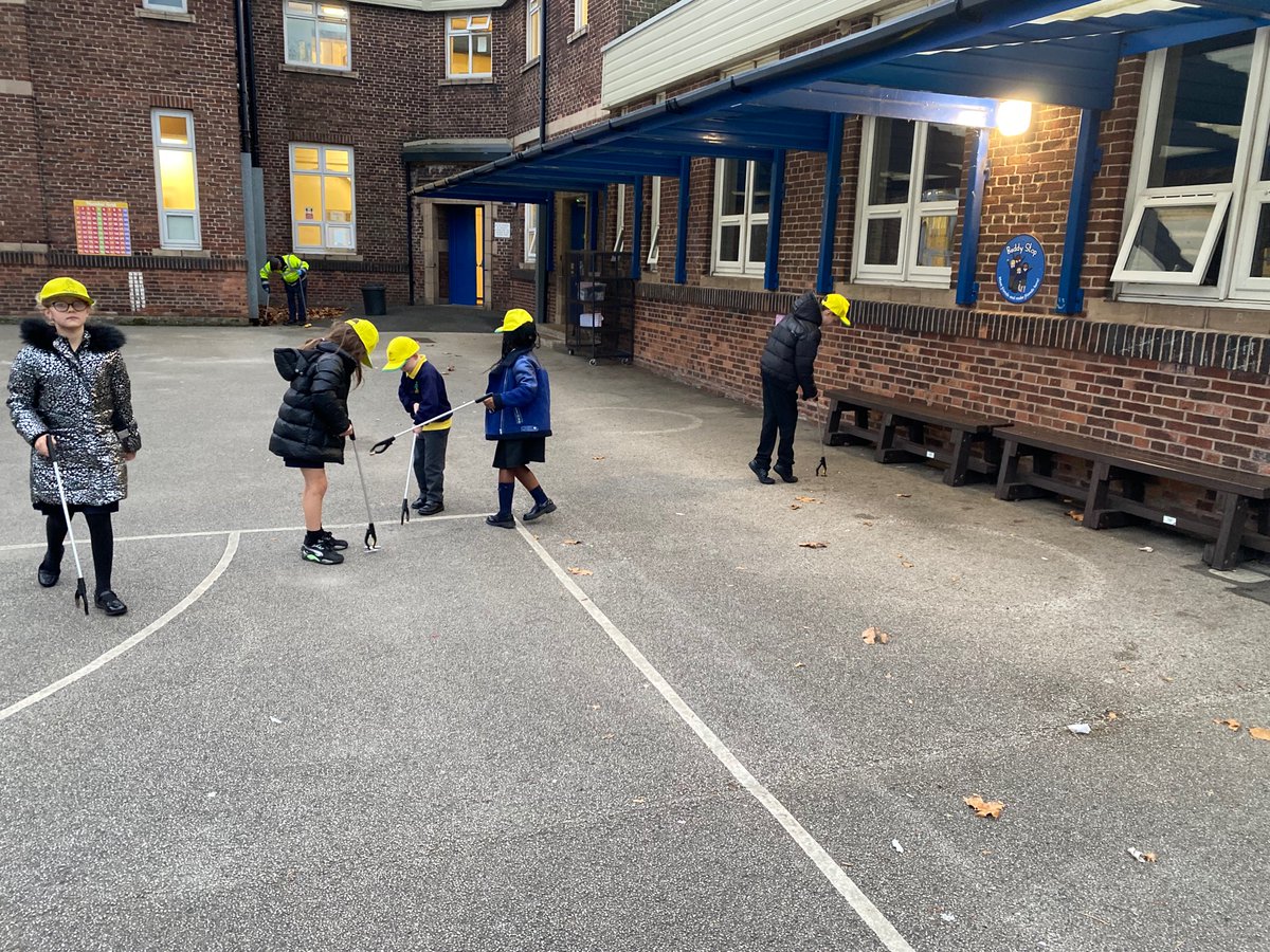 MissSweeney91's tweet photo. The eco-councillors have been busy tonight 🚮#ourplanetourpriority #keepbritaintidy @PinehurstP https://t.co/2kwCk7nWZW