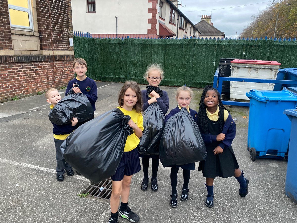 MissSweeney91's tweet photo. The eco-councillors have been busy tonight 🚮#ourplanetourpriority #keepbritaintidy @PinehurstP https://t.co/2kwCk7nWZW
