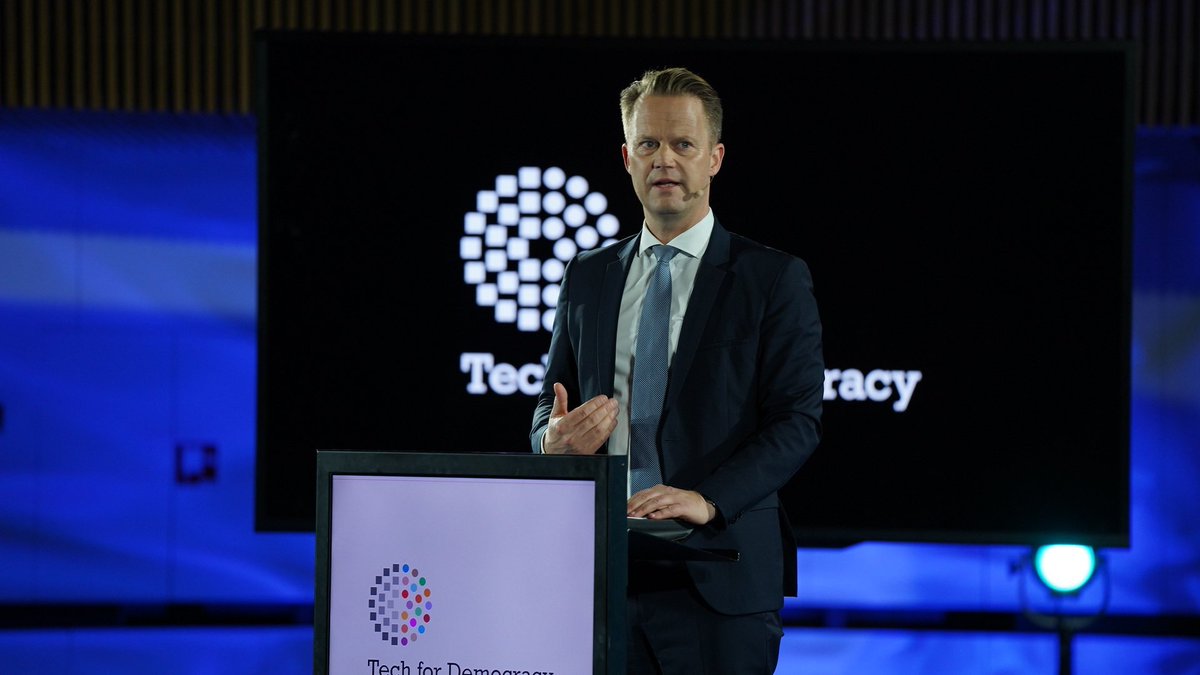 JeppeKofod's tweet photo. Proud to host the important #techfordemocracy conference in Copenhagen on how to make technology work for democracy and human rights w/ @udviklingsmin. Urgent to find joint solutions and new partnerships with states, tech-companies and civil society. #techplomacy #dkpol https://t.co/yaTwLE5a4P