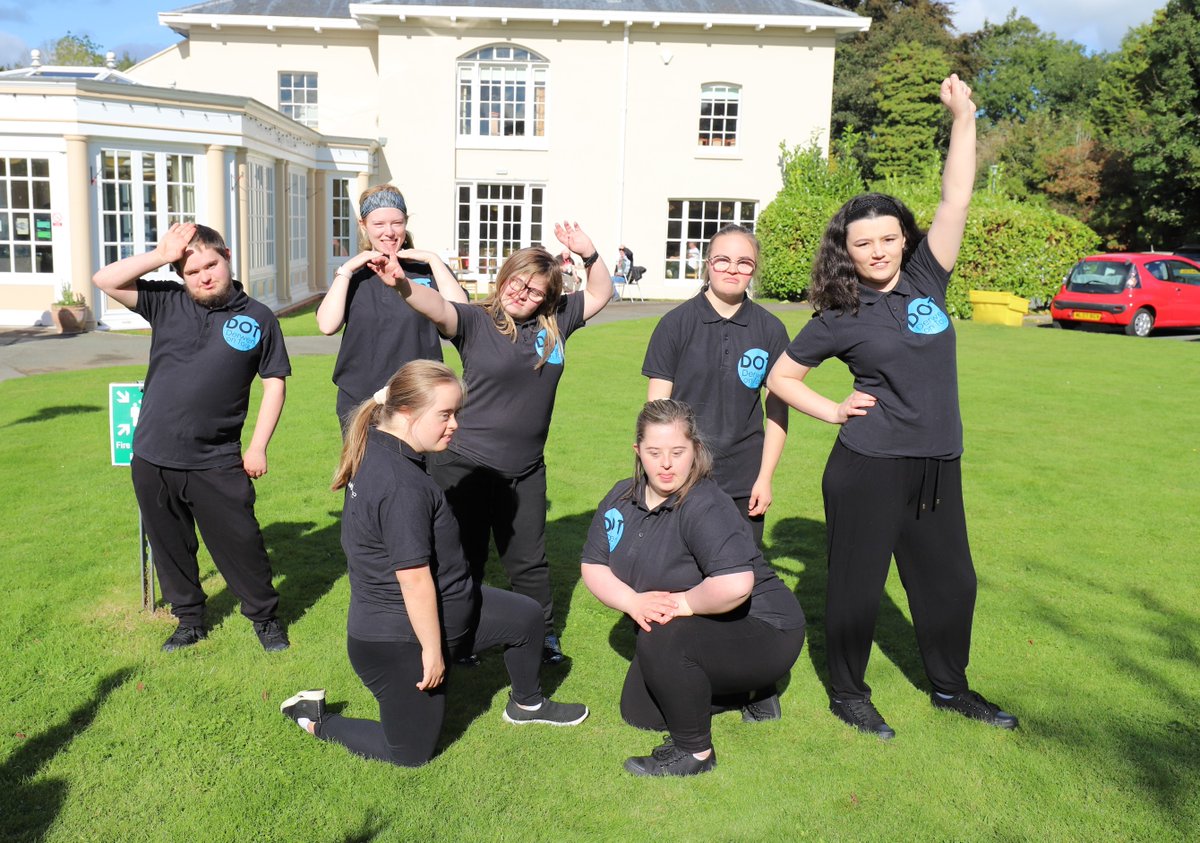 DerwenCollege's tweet photo. Our amazing DOT (Derwen on Tour) will be performing sign, song and dance at #OswestryLightsSwitchOn this evening. Don't miss them and an evening of festivities and joy from 4pm onwards. @OswestryTC #WhereLearningComesToLife @OswestryTourism @OswestryMarket @dc_performing https://t.co/wQt3krMndR