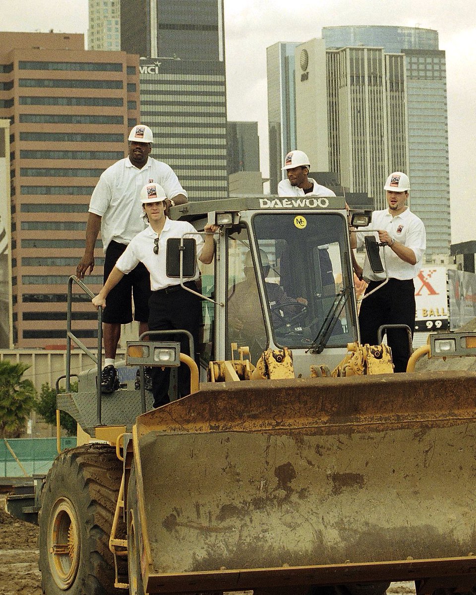 BR_OpenIce's tweet photo. .@SHAQ, Kobe, Luc Robitaille &amp; Matt Johnson at the @STAPLESCenter groundbreaking in 1998. https://t.co/mShUbUdNgJ