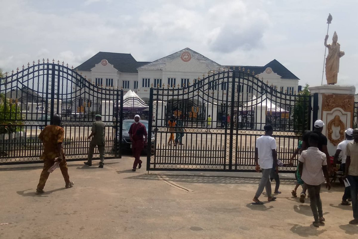 vacationeerHQ's tweet photo. 📍Ooni's place, ile ife osun state Nigeria.
.
.
.
#vacationeer #travelling #adventure #bellanaijaweddings #love #history #tourism #ileife #osun #visitosun #visitnigeria #nigeriatourism #travelnigeria #historicalnigeria #yorubahistory #nigeria #neverstopexplore #Heritage https://t.co/tp7sULMiue