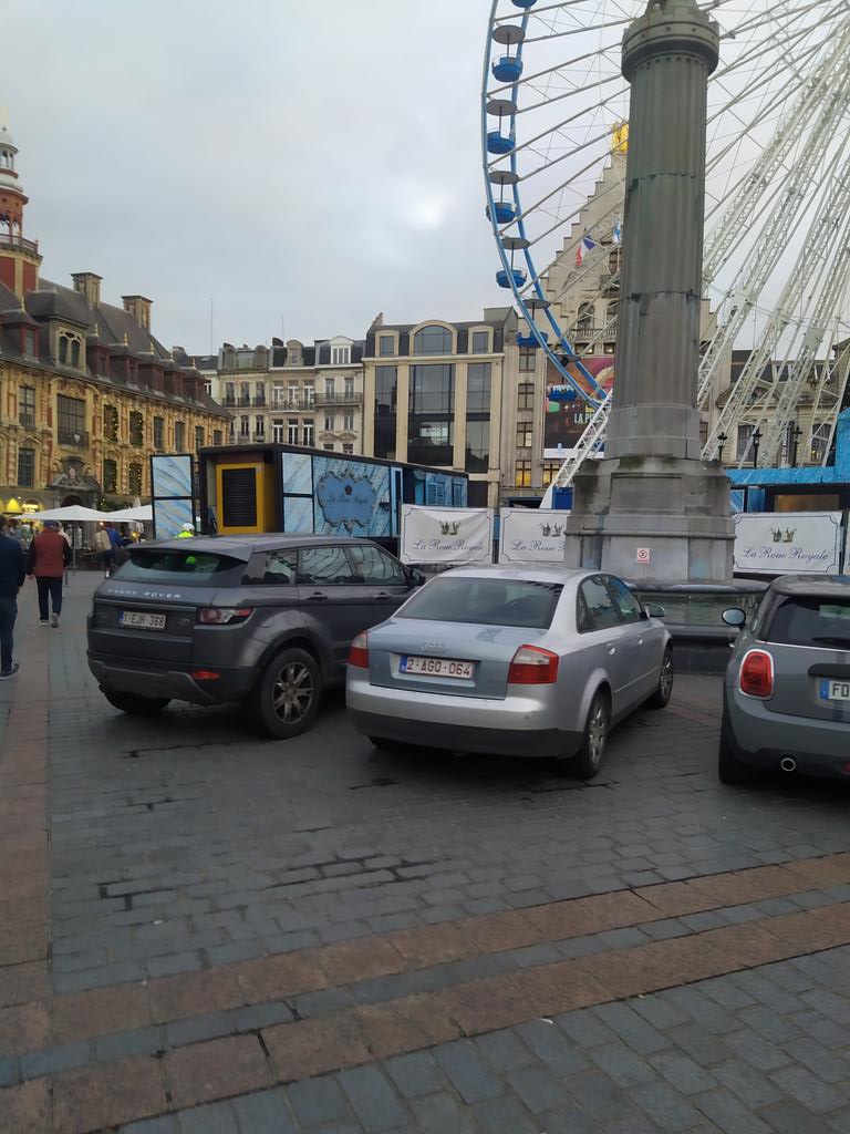 GCUMHDF's tweet photo. A #lille tu peux rester garé toute la journée sur la #grandplace sans aucun problème. Le policier ici ne verbalise même pas. @Hello_Lille @lillefrance @Lilletourism @PoliceNat59 @60MillionPieton @VDNLille @MartineAubry https://t.co/XCK385udrq