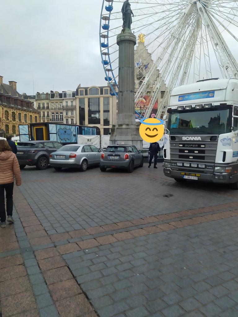 GCUMHDF's tweet photo. A #lille tu peux rester garé toute la journée sur la #grandplace sans aucun problème. Le policier ici ne verbalise même pas. @Hello_Lille @lillefrance @Lilletourism @PoliceNat59 @60MillionPieton @VDNLille @MartineAubry https://t.co/XCK385udrq