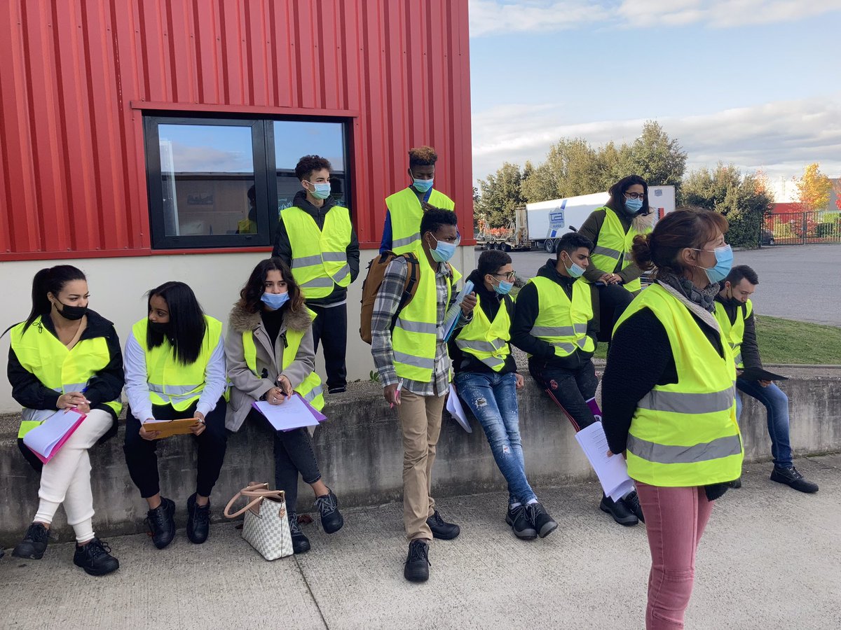 JGallieni's tweet photo. Suite de la #SemaineEcoleEntreprise
Les élèves de 2nde Gestion Administration Transport Logistique du lycée @JGallieni @actoulouse en visite dans les entreprises de transport #SETV et #DUFAUR 🙏
@EE_ac_toulouse @AFT_TL https://t.co/awlTRo7atq