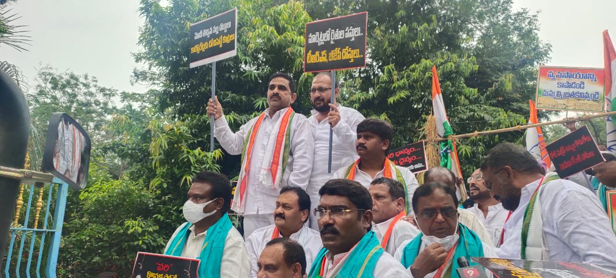 AskarMirza_INC's tweet photo. Today we participated in #FarmersProtest

Team @INCTelangana today in Hyderabad protesting against anti farmer TRS &amp; BJP duo.

Both TRS &amp; BJP are deceiving farmers and distracting the public with blame game. 
#TrsBjpBhaiBhai 
@revanth_anumula @UttamINC https://t.co/GNoq4MnoJl