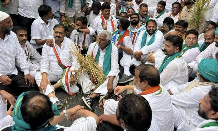 AskarMirza_INC's tweet photo. Today we participated in #FarmersProtest

Team @INCTelangana today in Hyderabad protesting against anti farmer TRS &amp; BJP duo.

Both TRS &amp; BJP are deceiving farmers and distracting the public with blame game. 
#TrsBjpBhaiBhai 
@revanth_anumula @UttamINC https://t.co/GNoq4MnoJl