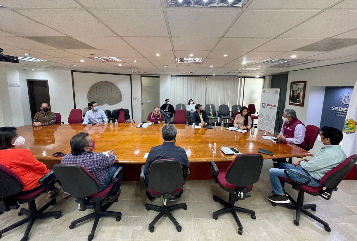 SoyGuillermoFS's tweet photo. Mi equipo de trabajo y un servidor nos reunimos con la titular de la #STPSyP, @DorhenyCayetano, con el fin de seguir sumando esfuerzos y acciones entre ambas dependencias, dentro del marco del Programa, #Proveer https://t.co/2MbuBRepux