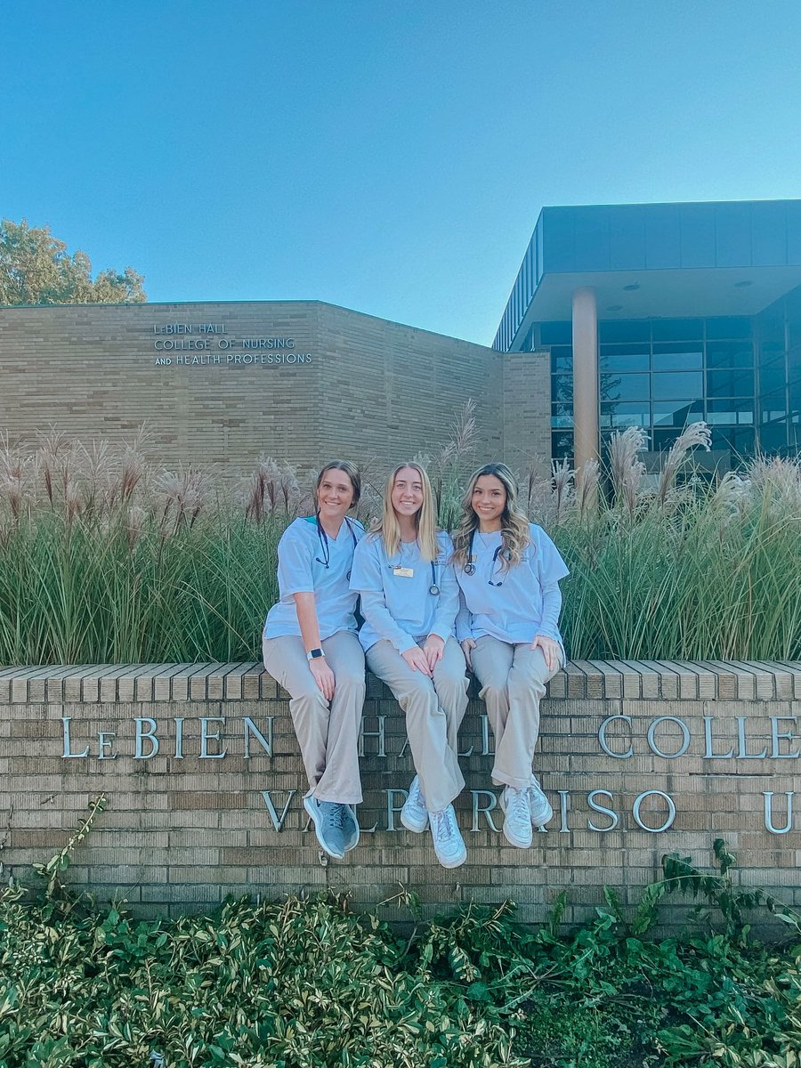 One of Pi Phi’s core values is sincere friendship which means always supporting our sisters, both inside and outside of the classroom! #nursing #piphi 🤍✏️🏹📚✨