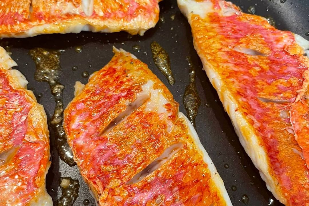 Kingfisher_BXM's tweet photo. Hello netted red mullet! 🔥
These guys are as fresh and red as can be 😎
Swipe to see their colour when pan fried 👉
#redmullet #photography #fishsupplier
#cute #photooftheday #picoftheday #fish https://t.co/ajI9zMRkGE