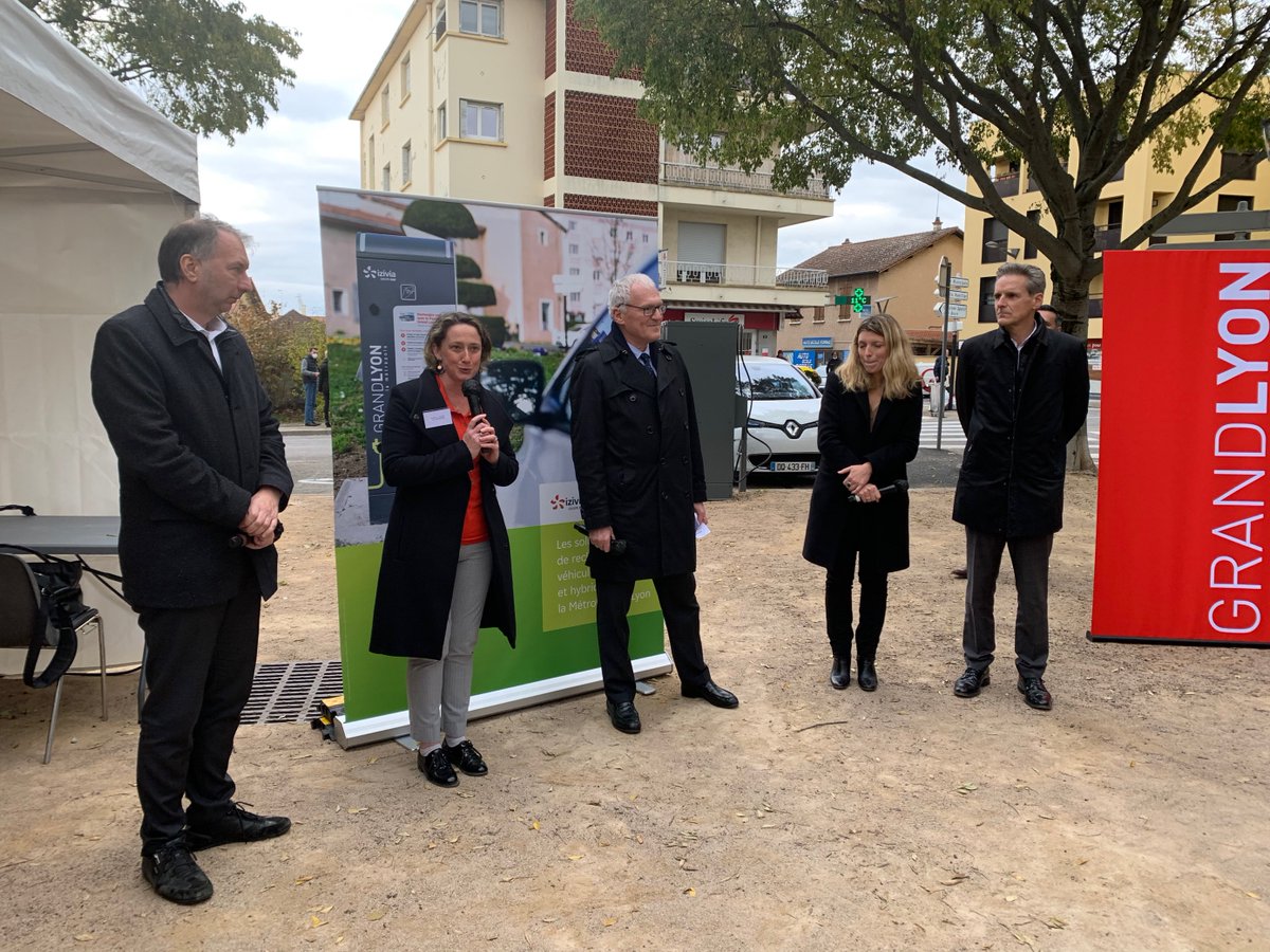 Izivia's tweet photo. 2 Millions ! 😵 C'est le nombre de kilomètres parcourus en #VoitureElectrique par les habitants de la métropole @grandlyon grâce aux bornes du réseau #IZIVIAGrandLyon ! Merci 🤟 #SMCL21 https://t.co/ST8jZuah5K
