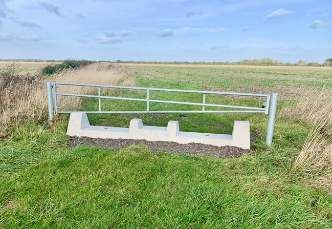 CambsCops's tweet photo. Our Rural Crime Action Team (RCAT) was pleased to see this #poacherblock protecting farmland from hare coursing.
The blocks allow tractors and farm vehicles through but no unauthorised vehicles.
If you see hare coursing call 999 ☎
More 👉 https://t.co/5tm9oR29s6
#OpGalileo https://t.co/XQwJgTBUPH