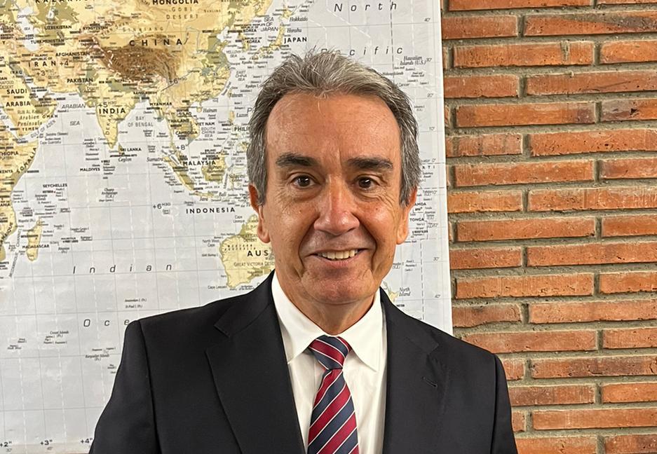 ViaroSchool's tweet photo. Després de 35 anys de docència a Viaró, el Sr. Augé ens fa l��honor d’impartir la seva darrera classe i hem volgut celebrar com cal aquest esdeveniment. Sentim de tot cor que el trobarem a faltar, però el seu exemple ens acompanyarà sempre. Felicitats, Lluís! https://t.co/3CA5h4c4y8
