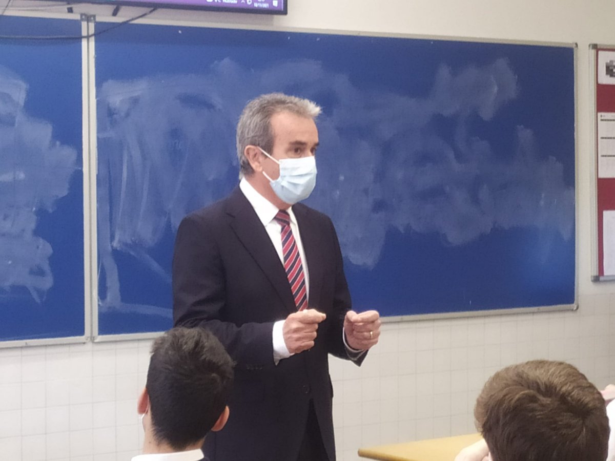 ViaroSchool's tweet photo. Després de 35 anys de docència a Viaró, el Sr. Augé ens fa l��honor d’impartir la seva darrera classe i hem volgut celebrar com cal aquest esdeveniment. Sentim de tot cor que el trobarem a faltar, però el seu exemple ens acompanyarà sempre. Felicitats, Lluís! https://t.co/3CA5h4c4y8