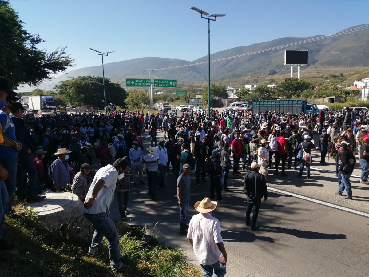 ramirezgaytanmx's tweet photo. #chilpancingo bloqueo ambos sentidos parador del Marqués pobladores de atlixtac,chilapa, Quechultenango y mochitlán exigen entrega de apoyos para el campo así como maestros y obras carreteras y rehabilitación de caminos a sus comunidades. #inforedes #iGRO #endesarrollo #noticias https://t.co/ZoplDKAjct