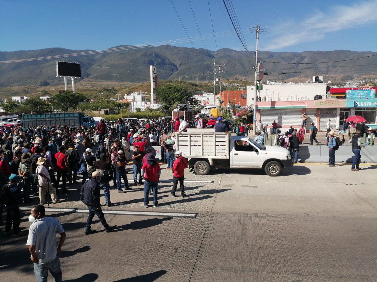ramirezgaytanmx's tweet photo. #chilpancingo bloqueo ambos sentidos parador del Marqués pobladores de atlixtac,chilapa, Quechultenango y mochitlán exigen entrega de apoyos para el campo así como maestros y obras carreteras y rehabilitación de caminos a sus comunidades. #inforedes #iGRO #endesarrollo #noticias https://t.co/ZoplDKAjct