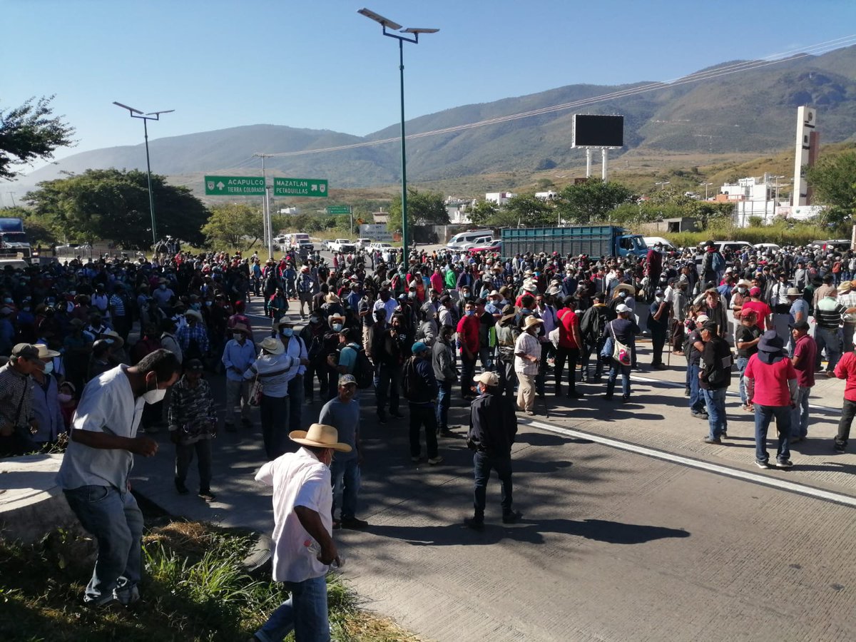 ramirezgaytanmx's tweet photo. #chilpancingo bloqueo ambos sentidos parador del Marqués pobladores de atlixtac,chilapa, Quechultenango y mochitlán exigen entrega de apoyos para el campo así como maestros y obras carreteras y rehabilitación de caminos a sus comunidades. #inforedes #iGRO #endesarrollo #noticias https://t.co/ZoplDKAjct