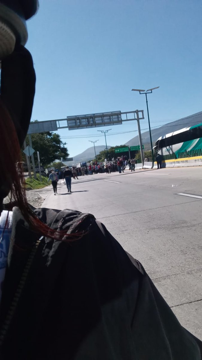 ramirezgaytanmx's tweet photo. #chilpancingo bloqueo ambos sentidos parador del Marqués pobladores de atlixtac,chilapa, Quechultenango y mochitlán exigen entrega de apoyos para el campo así como maestros y obras carreteras y rehabilitación de caminos a sus comunidades. #inforedes #iGRO #endesarrollo #noticias https://t.co/ZoplDKAjct
