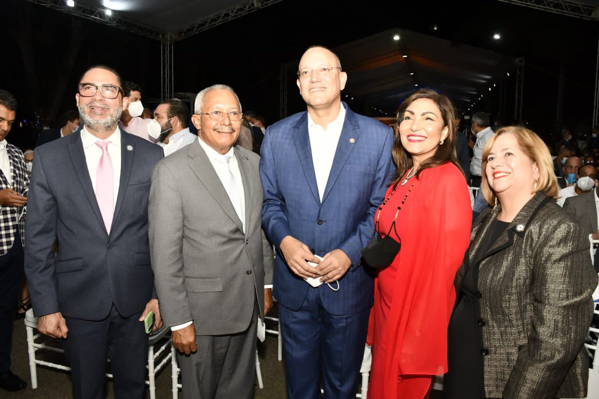OnapiRD's tweet photo. Durante la apertura de la Feria de Emprendimiento e Innovación que se realizará del 17- 19 de noviembre en la ciudad de Santiago, organizada por  Pro industria, el Dr. Salvador Ramos Director general de ONAPI junto al Dir. de Pro Industria Ulises Rodriguez, Geanilda Vázquez. https://t.co/blffBhGzfi