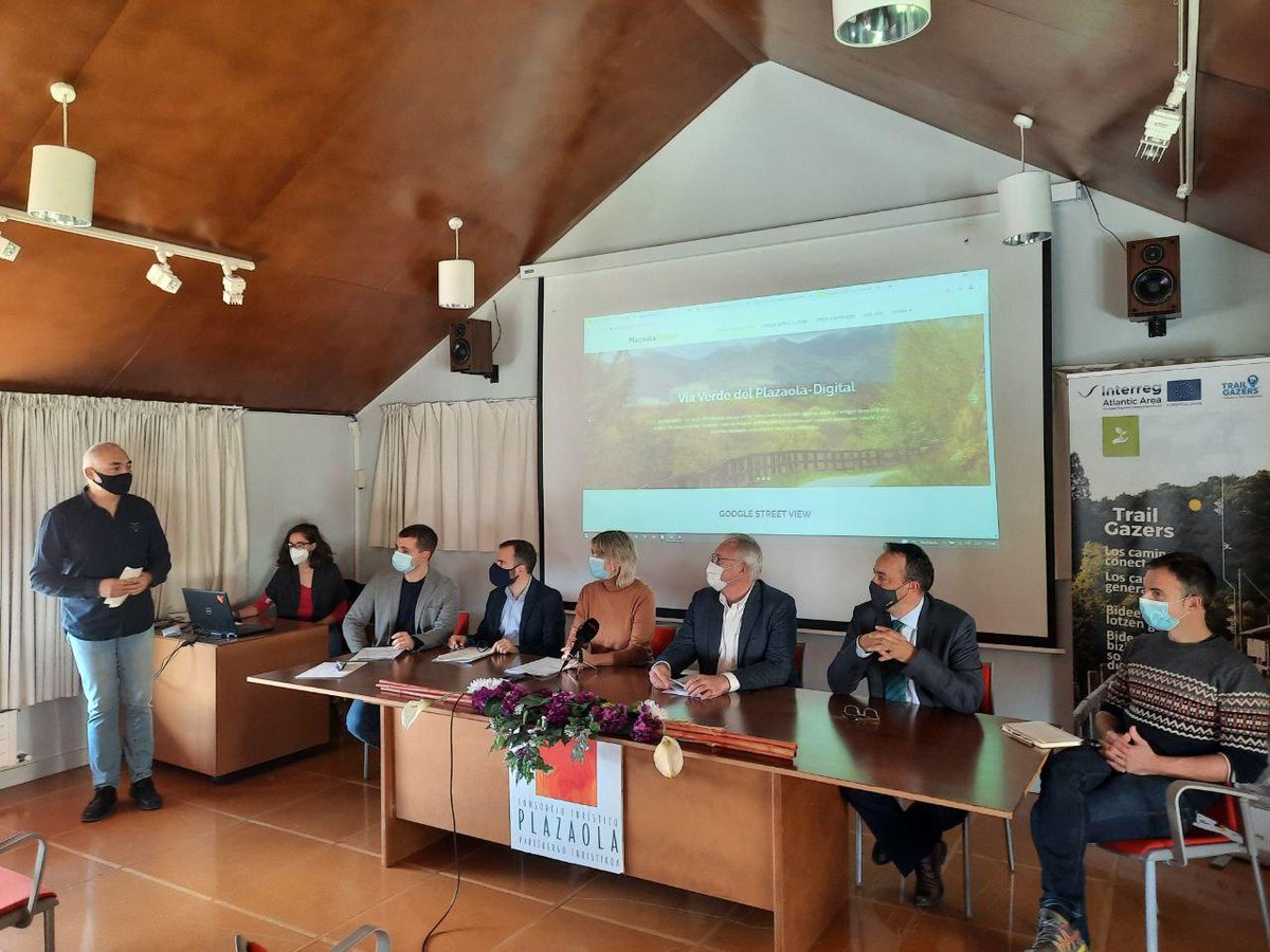 MugikortasunGip's tweet photo. 🚵♀️@anderiturri-k, @MugikortasunGip-eko eta Garraio Publikoko zuzendariak, “#Plazaola Digitala” proiektuaren aurkezpenean parte hartu du. Eraldaketa digitaleko ekimen honek #Nafarroa eta #Euskadi lotzen dituen #BideBerdea Internetera igo du.
👉 https://t.co/Q9FAvd3yJs
👇 Haria https://t.co/RXHMkmcWEW