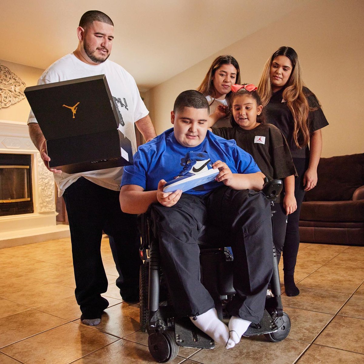 nicekicks's tweet photo. 13-year-old Jordan Carranza lives with Duchenne Muscular Dystrophy, a progressive muscular disease. Earlier this year, @Jumpman23 connected with him to help create his own AJ 1 FlyEase PE as part of his @MakeAWish. 👏👏 https://t.co/afH86wqzfu