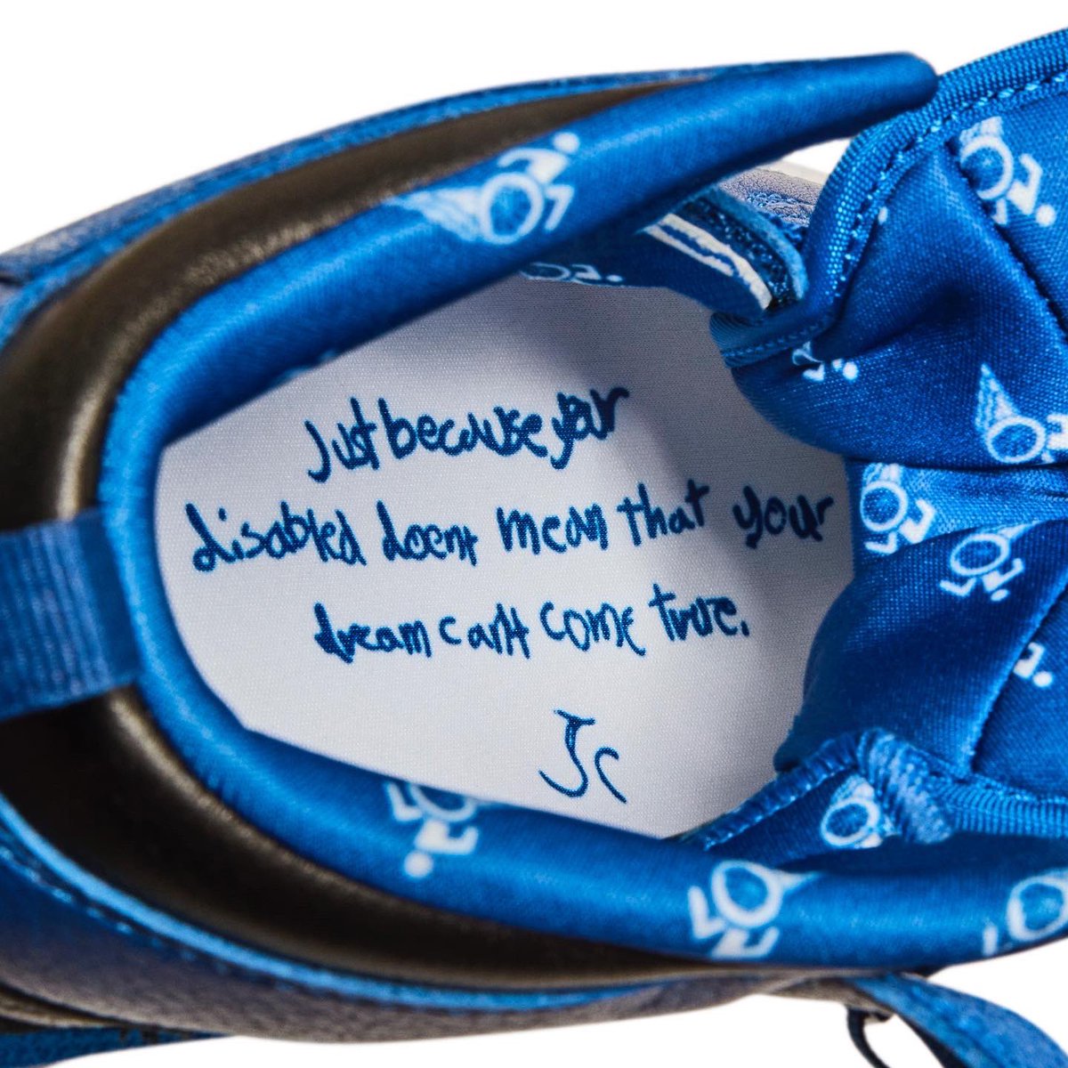 nicekicks's tweet photo. 13-year-old Jordan Carranza lives with Duchenne Muscular Dystrophy, a progressive muscular disease. Earlier this year, @Jumpman23 connected with him to help create his own AJ 1 FlyEase PE as part of his @MakeAWish. 👏👏 https://t.co/afH86wqzfu