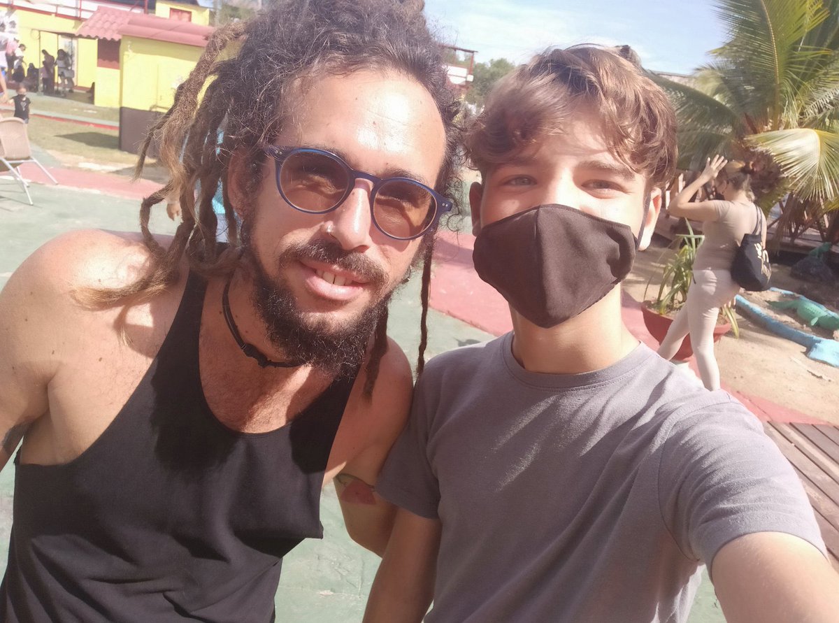 Este nene se me acercó un día y temblando me pidió una foto , hoy temblando te la devuelvo, aunque tu temblabas de emoción, y ahora yo estoy temblando de tristeza … 
… me duele el alma y la vida, cada vez más, cada vez mucho más.