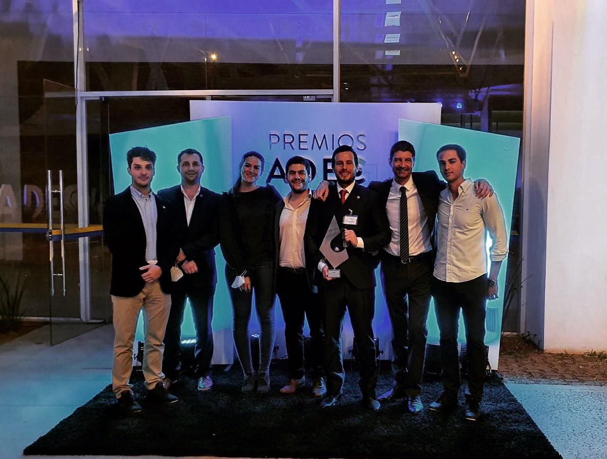 Orgulloso de mi amigo <a href="/paulojduartem/">Paulo Duarte Modesto</a> que ganó el premio de Joven Emprendedor de <a href="/adecpy/">ADEC Paraguay</a> . Por más gente comprometida para llevar adelante juntos el país!