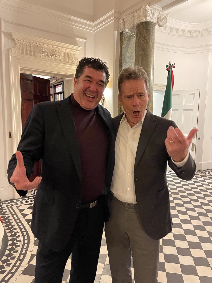 Singing a few notes with Amazing ⁦<a href="/BryanCranston/">Bryan Cranston</a>⁩ what a voice!!! #happytenor #backtothestage #lovemusic #mexicantenor